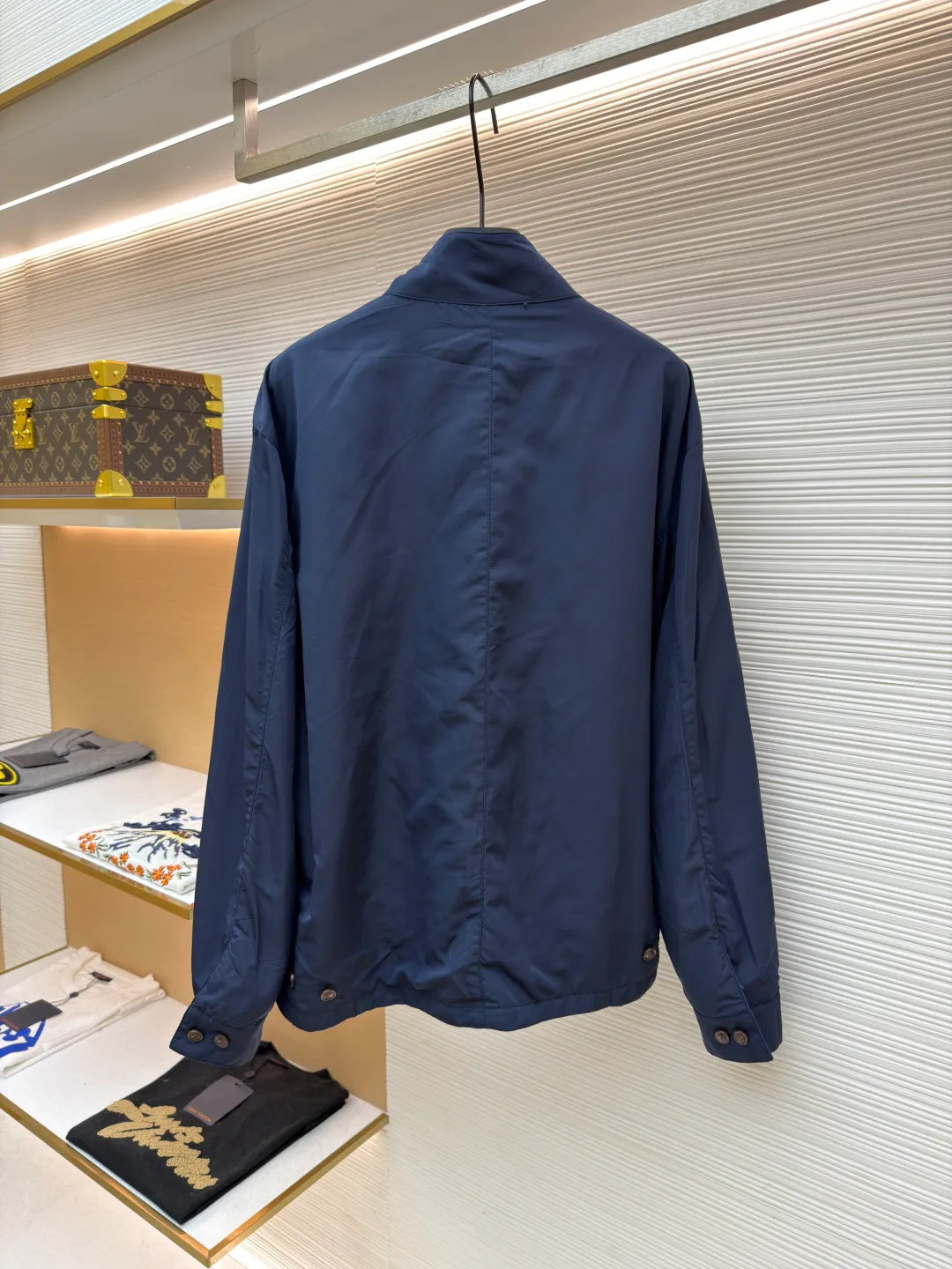 Ralph Lauren logo embroidered reversible jacket ●Original version: Purchased and developed for 3990 ●Item number: 1681790-B75 ●Material: matte moire taffeta fabric ●Technology: embroidery production ●Color: blue ●Version: Fitted version ●Weight: about 530 grams ●Size: S-M-L-XL ●Description: Customized matte moire taffeta and twill jacquard brocade Light and tough Drape smooth Comfortable to the skin Khaki brown tone, calm and noble, two clothes in one, unlimited style. One side is decorated with twill jacquard brocade, which has its own retro filter, like the pocket watch gear of an old-school gentleman. The other side is made of matte moiré taffeta, which has a relaxed breathing feeling. Casual and comfortable casual genes, exquisite pony logo embellishment, fully recognizable. The classic stand-up collar is closed with three hidden button tabs. Simplicity controls complexity. The design philosophy hidden in the details. Double-sided style. Hidden old money and slack in one garment, imported machine embroidery technology is used. Advanced computer control systems and precision mechanical components are used to achieve the iconic pony embroidery operation. High precision. The lines are smooth and delicate. The template machine opens the bag. The preset template guides the position, shape and size of the bag opening. The accuracy ensures the quality of the bag opening effect. Ergonomic three-dimensional cutting returns to traditional craft techniques through segmentation, folding, shrinking and stretching. The so-called slow work and fine work are respect for the material and the pursuit of feel. The workmanship is complex and tedious, slow in aging, high in wear and tear, and the fabrics have been carefully washed to have a better hand feel and texture. It is not easy to deform, shrink or fade, and maintains long-term beauty. The overall wiring is straight and delicate, the fabric is comfortable and soft, and the color is consistent without color difference. It can be matched with the same style to create a fashionable look and control various occasions. Customized accessories, complete with three standards, same style for men and women!